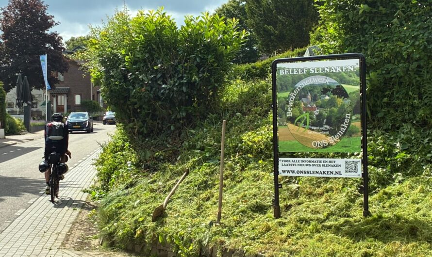 Vrijwilligers plaatsen nieuwe informatie borden
