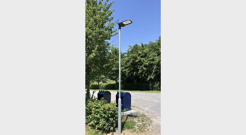 Lantaarnpaal bij glasbakken